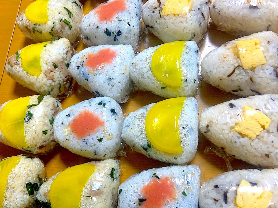 さっちゃんオニギリ🍙　　　　　　　　　　　　　　　　😊ハンバーグレタスおにぎり　　　　　　　　　　　　😊わかめしらすに明太子おにぎり　　　　　　　　　　　😊塩昆布バターに卵焼きおにぎり|サチ😊さん