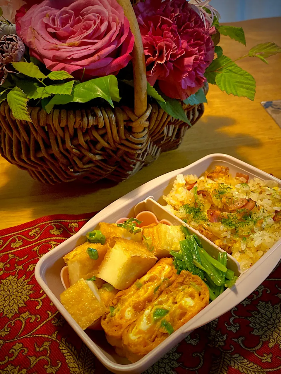 Snapdishの料理写真:焼き厚揚げと、鶏そぼろ入り卵焼きと、ほうれん草の胡麻和えと、ベーコン炒飯弁当|もえさん