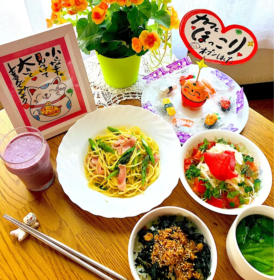 今日のほっこりカフェモーニングセット💖アスパラとベーコンのハーブソルトパスタ🌿🍝オニオンサラダ🥗鮭フレーク小丼、ブルーベリースムージー🫐🍌🍎🍍🍊幸せ朝ごはん出来ました^ - ^|HAMI69さん