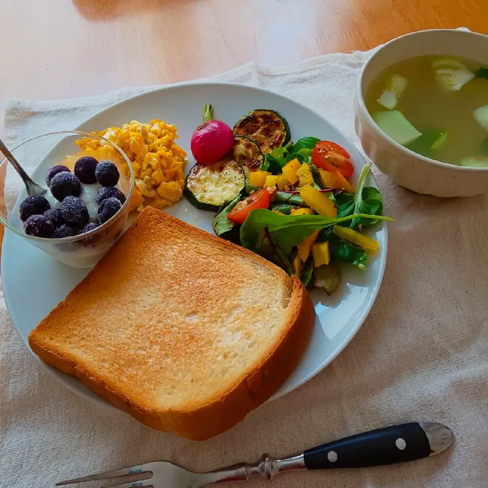 トーストで朝ごはん|えるえるさん