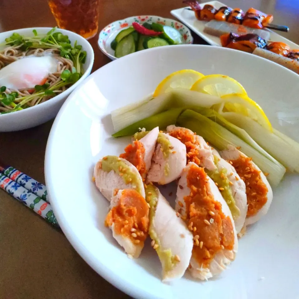 昼ご飯♡

昆布だしレモン煮の鶏山葵味噌
と温玉ざる蕎麦、イカとこんにゃく焼き
自家製ぬか漬け胡瓜♪|アカネ💖さん