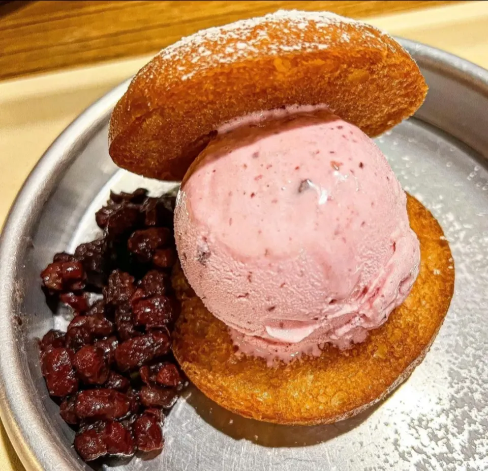 Just Cool Off the Spicy Food & Hot Weather w/ Creamy & Yummy Strawberry Ice Cream 🍓🍨🥰
...
...
Mmmm... Sweet & Yummy 💖|An'leeさん