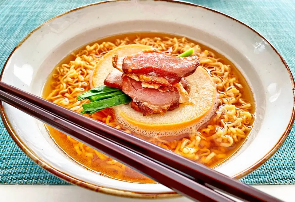 車麸とニラ、焼豚入りのチキンラーメン|mattさん