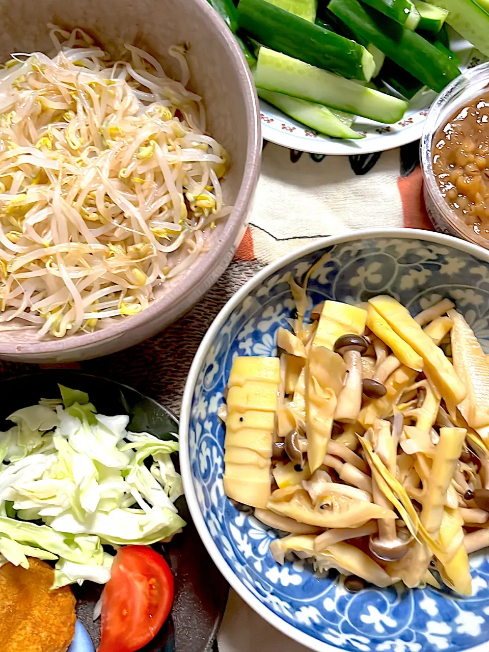 破竹とシメジのバター醤油炒め　もやしナムル　モロキュウ🥒　コロッケ|4jinoanataさん