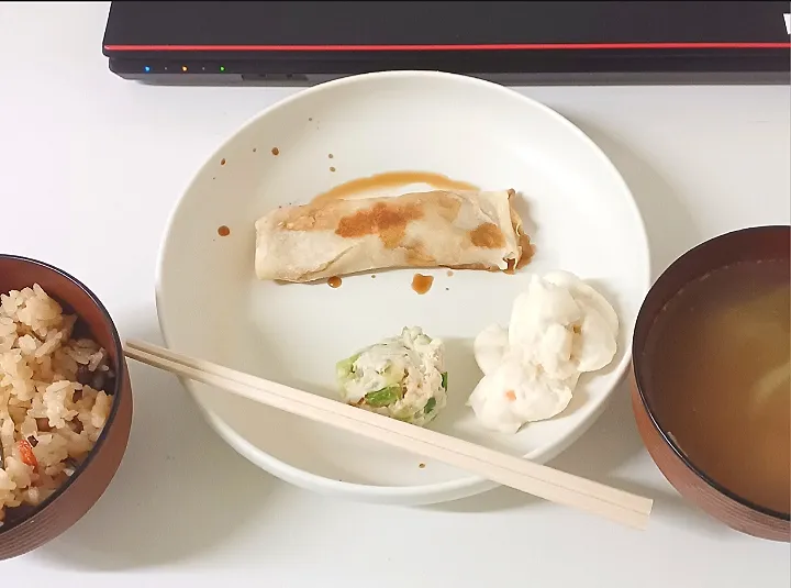 事業所のお昼ごはん🍴
左から炊き込みご飯
春巻き、ポテトサラダ、肉団子
鯛の潮汁風|ナナさん