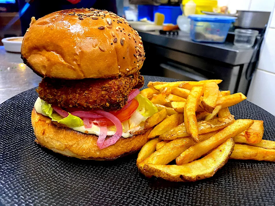 Panko fried marinated salmon, spiced mayonnaise, pickled onions and French fries|Alexさん