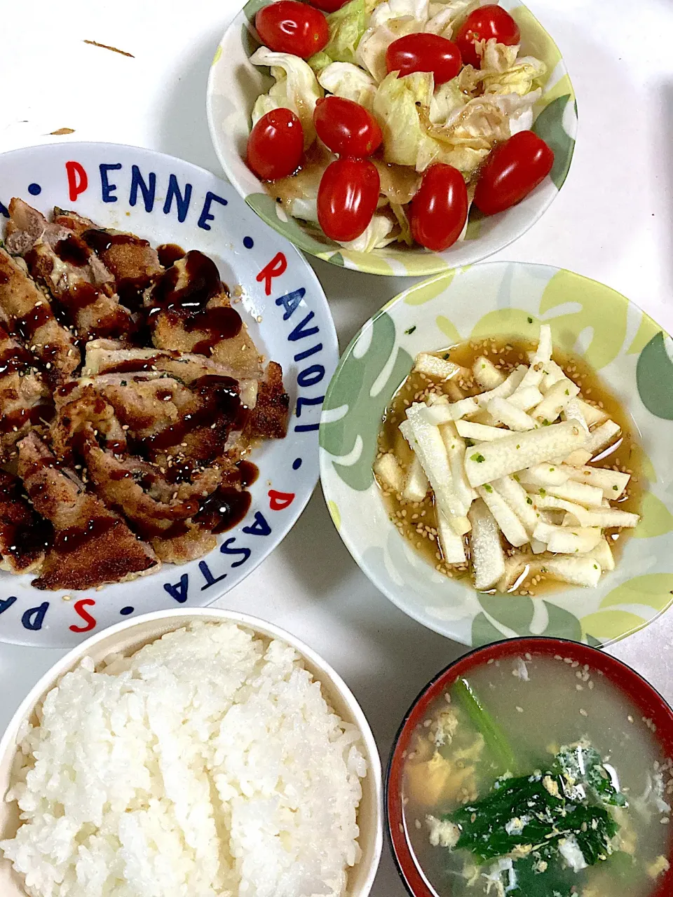 夕飯　豚肉と大葉とチーズ焼き＆小松菜と卵のスープ＆やまいもだし＆キャベツとトマトサラダ|Hiromiさん