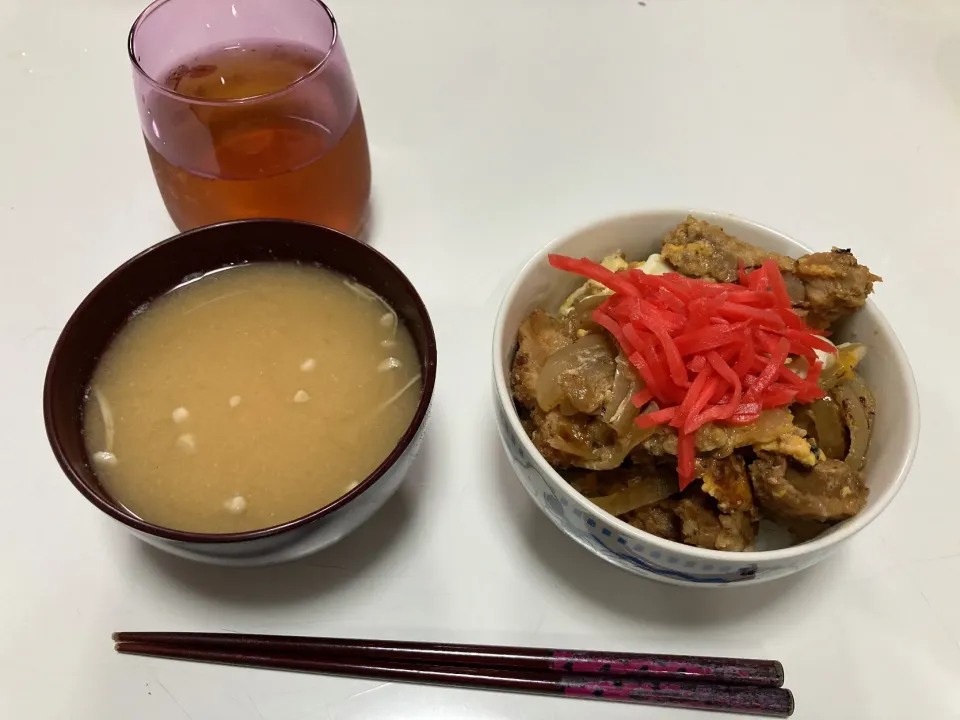 Snapdishの料理写真:晩御飯☆カツ丼☆みそ汁（新じゃが・えのき）|Saharaさん