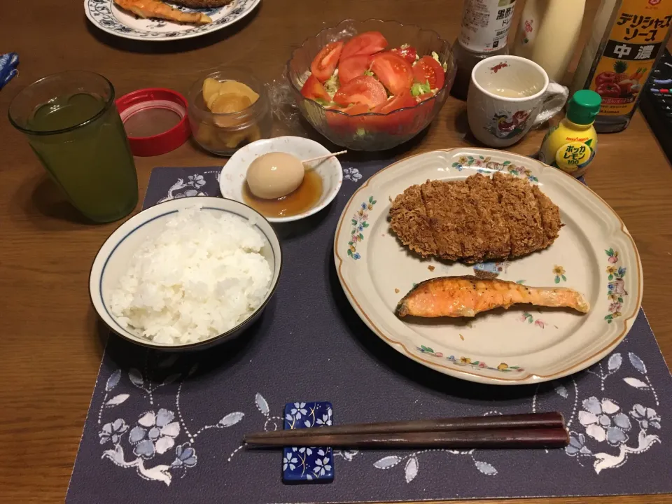 メンチカツ、焼き鮭、サラダ、味玉(夕飯)|enarinさん