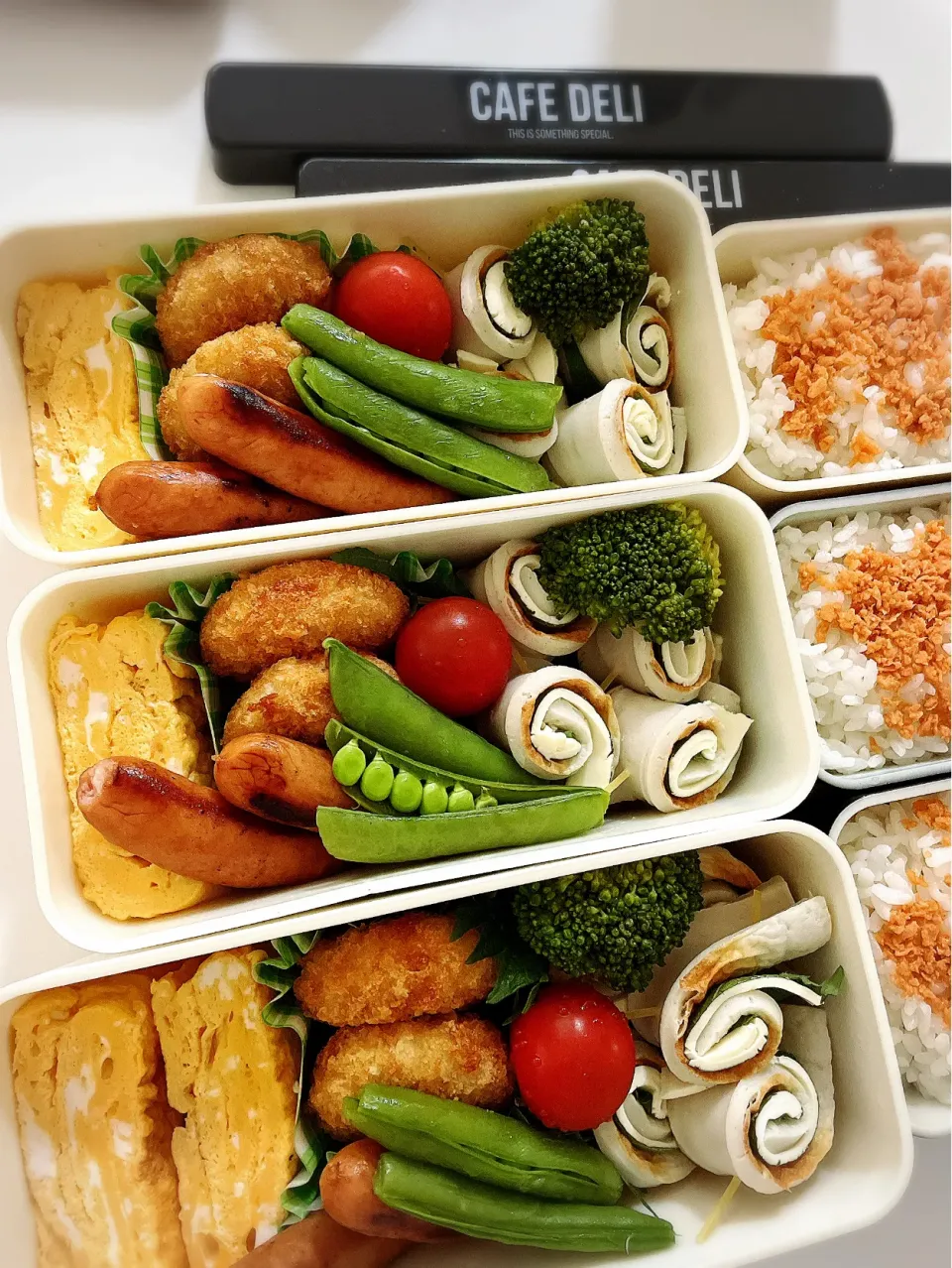 ミニコロッケ&チーちくわぐるぐる巻き弁当♪♪|mocoꕤ*.゜さん