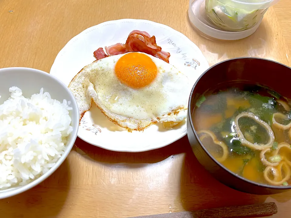 パパ目玉焼き朝ごはん❤️|まつさん