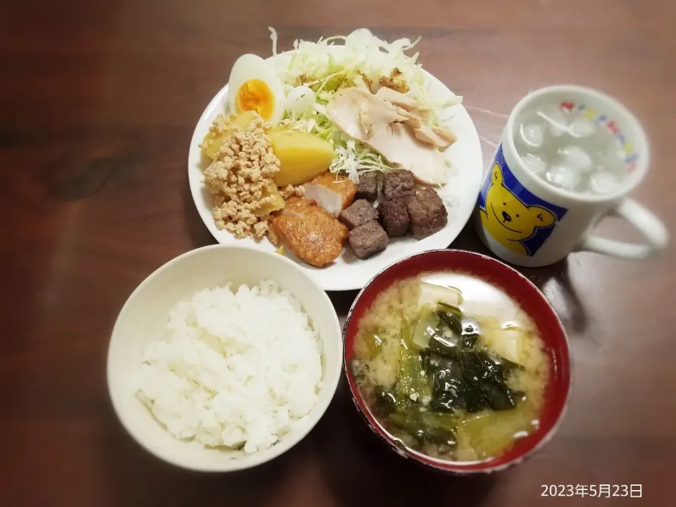 2023年5月23日の晩ご飯
サイコロステーキ
さつま揚げ
鶏挽肉とじゃがいもの煮物
千切りキャベツ
豆腐と小松菜のお味噌汁
焼酎水割り|ソラ♂のご飯さん