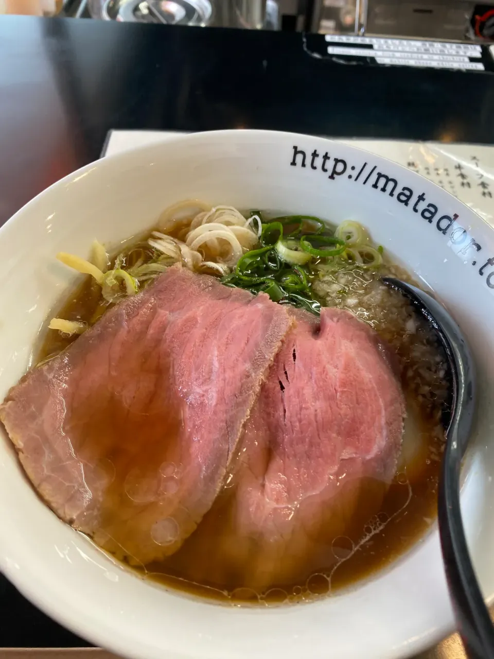 Snapdishの料理写真:東京都足立区千住東　牛骨らぁ麺マタドール本店の贅沢焼き牛らぁ麺|タカちゃんさん