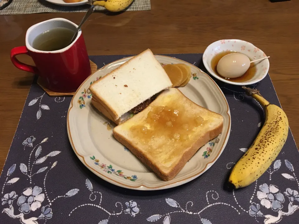 メンチカツサンドイッチ、味玉、バナナ(昼飯)|enarinさん