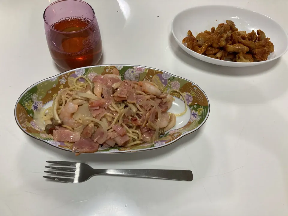 Snapdishの料理写真:晩御飯☆簡単ペペロンチーノ（ベーコン・しめじ・玉葱・海老）☆鶏皮ポン酢|Saharaさん