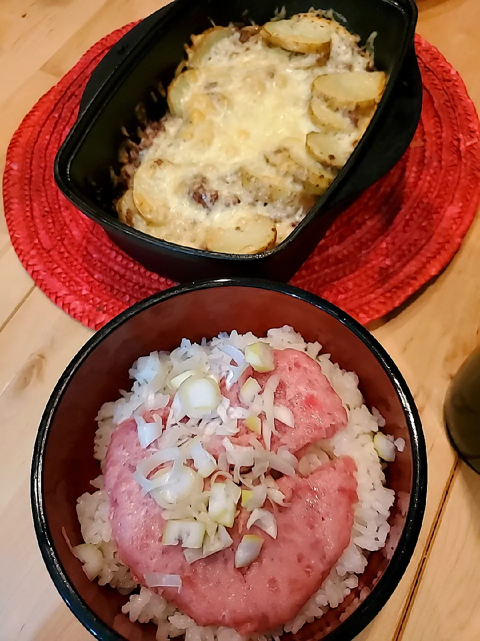 Snapdishの料理写真:新ジャガと挽き肉のチーズ焼きとネギトロ丼|Blue skyさん