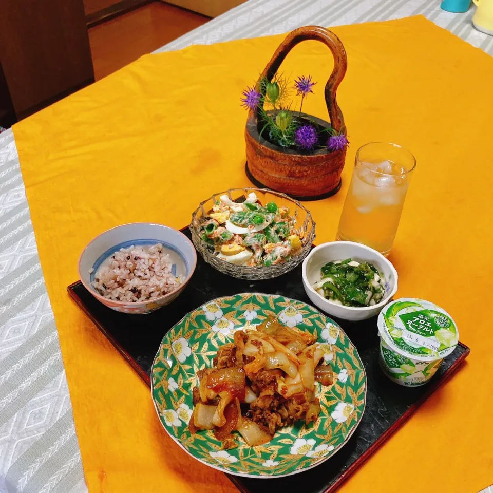 grandmaの晩ごはん☆ 今夜は焼肉のキムチ炒め、スナップエンドウのサラダ、冷奴、柚子酒で頂きます。今夜のお花は､タマシャジンとニゲラの種です|kaoriさん