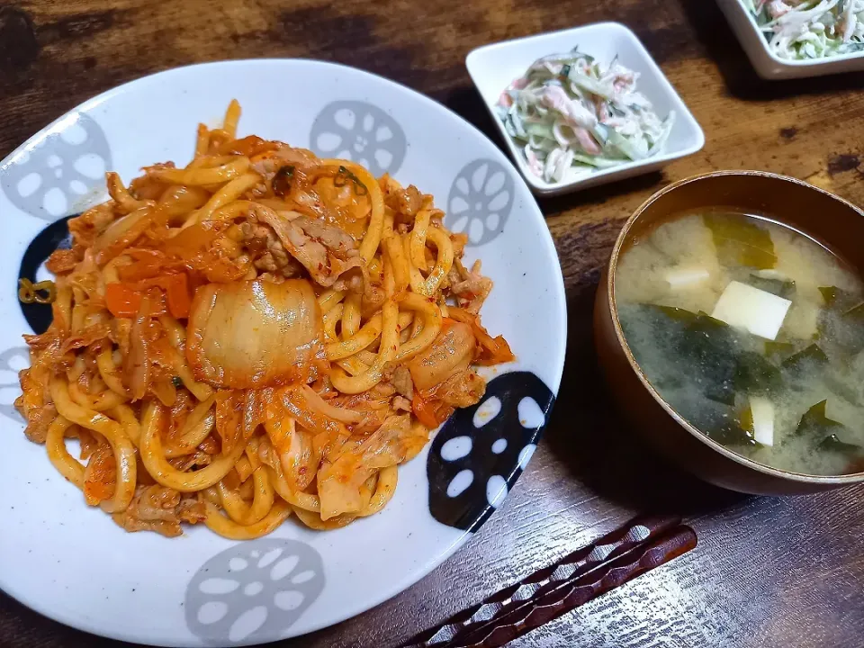 ・豚キムチ焼きうどん
・きゅうりとカニカマのサラダ
・豆腐とわかめのみそ汁|ちりさん