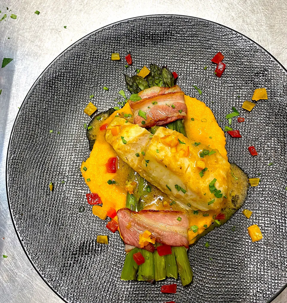 Saithe with lightly spiced puréed carrots, asparagus and bacon, beurre blanc, confit orange|Alexさん