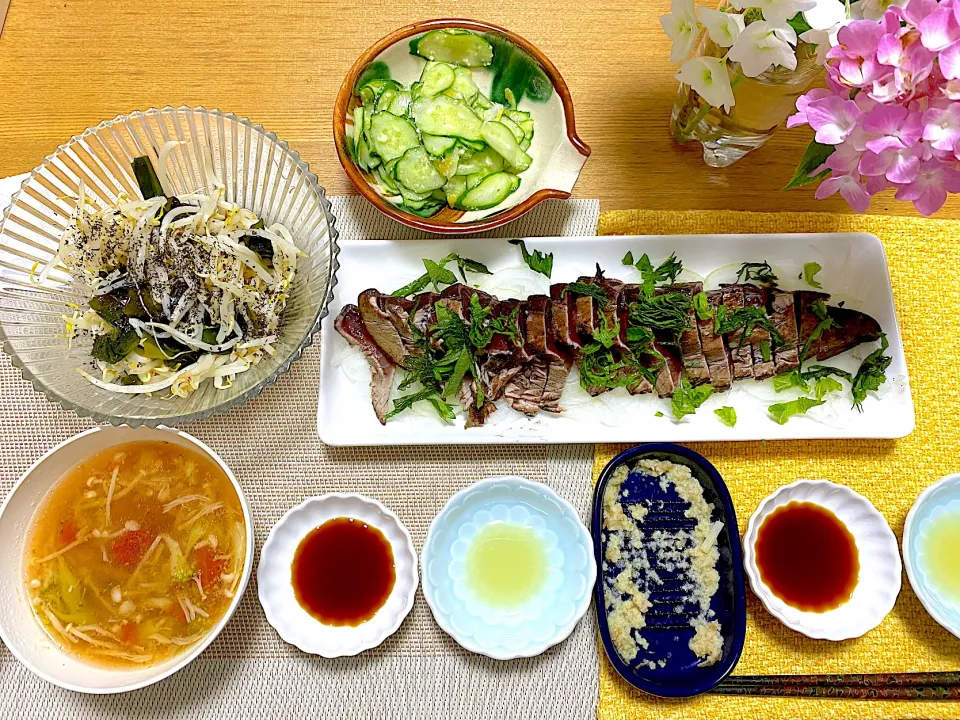 ふるさと納税鰹のタタキ🐟、きゅうりの塩麹梅和え🥒、もやしとわかめのゆかり梅酢和え、ブロッコリーとえのきのトマトスープ🥦|1614さん