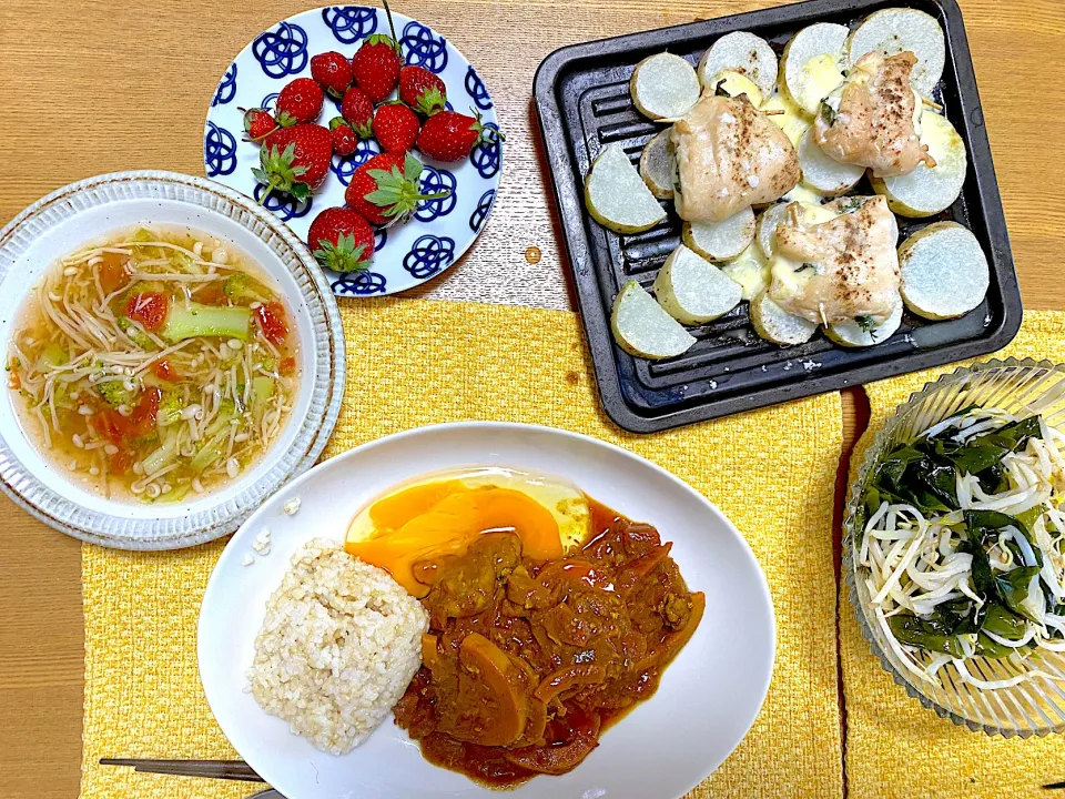 Snapdishの料理写真:ビーツとタケノコのカレー🍛、ささみ紫蘇チーズハサミ焼きに長芋を敷いて🐓、ブロッコリーとえのきのトマトスープ🍅|1614さん