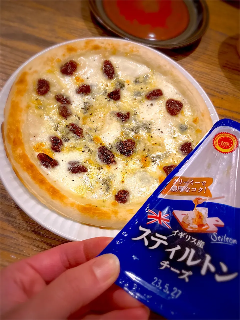 東京デーリー🧀スティルトンチーズとドライいちごのピザ|まーさん