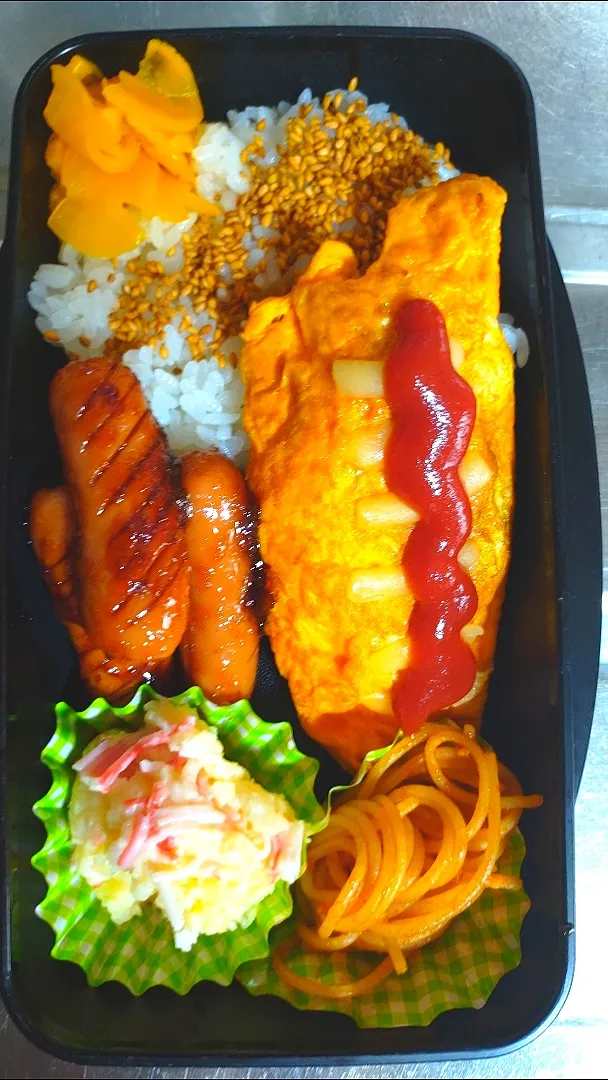 旦那弁当　2023/5/28

チーズオムレツ
ウインナー
ポテトサラダ
ミートソースパスタ|ユキヨメ♪さん