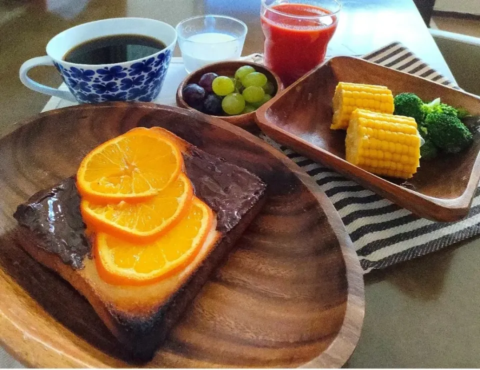 朝ご飯♡

おはようございます☀
パンを焼きオレンジと乳酸菌入りチョコレートのせ蜂蜜かけました♪

*他は蒸しトウモロコシ、ブロッコリー、ぶどう、珈琲、R1ヨーグルト、トマトジュース*|アカネ💖さん