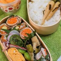 本日のお弁当〜。くるくる野菜巻の甘辛炒めとラディッシュの葉っぱのカニカマサラダ弁当〜