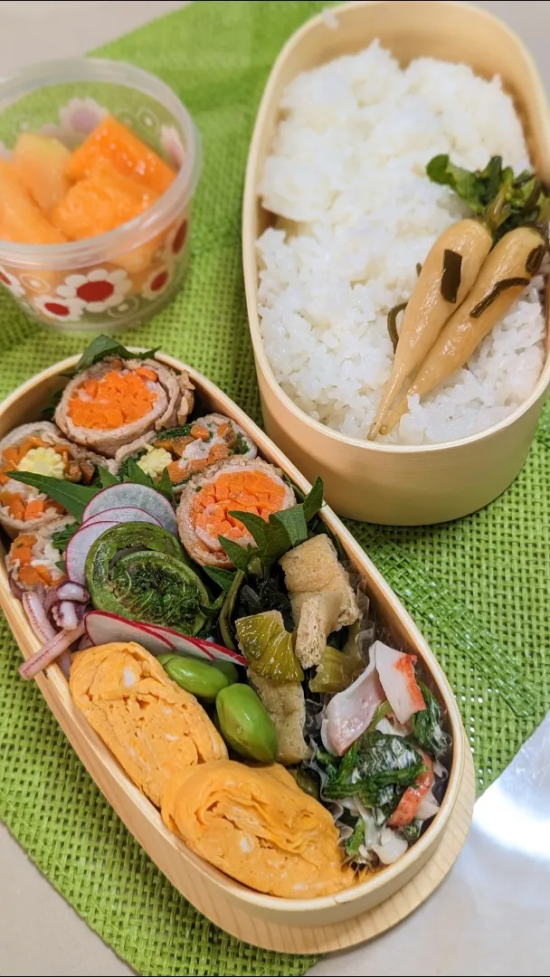 本日のお弁当〜。くるくる野菜巻の甘辛炒めとラディッシュの葉っぱのカニカマサラダ弁当〜|f.1125beさん