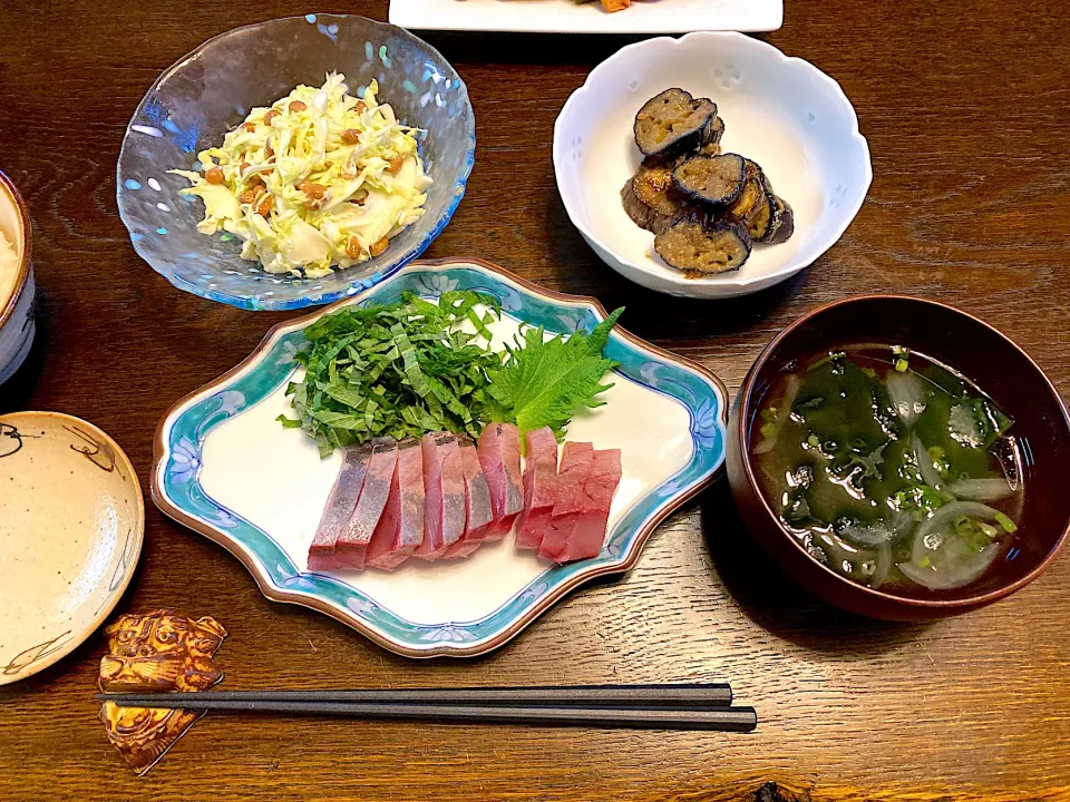 ヤズの刺身、納豆キャベツサラダ、ナスの味噌炒め、ワカメスープ|カドラさん