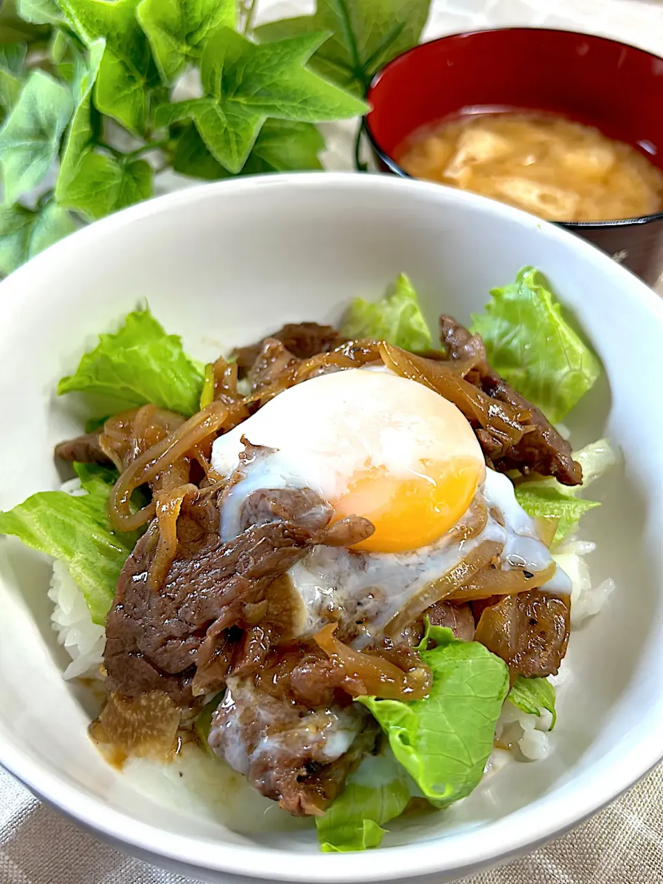 Snapdishの料理写真:焼肉丼 温玉のせ|まめすけ⭐︎さん