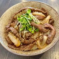 和牛ミスジと新玉ねぎの焼き牛めし