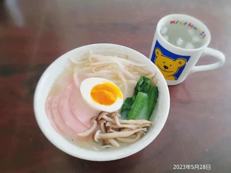 2023年5月28日の昼ご飯
豚骨ラーメン
焼酎水割り|ソラ♂のご飯さん