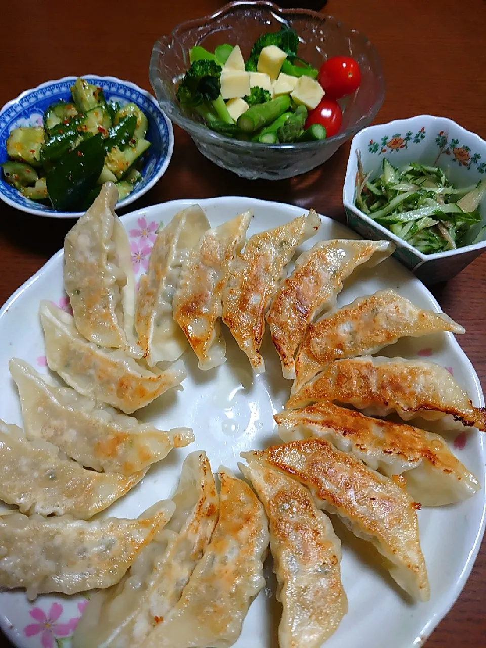 餃子
みょうがと大葉の和え物
きゅうり中華和え
サラダ|ぱやさん