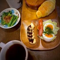 コンビーフカレー　焼きソーセージ　半熟卵　　小松菜のお浸し　チョコバナナ　塩バターパン　コーヒー
