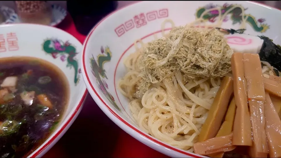 【夏期/夜限定】
→今期提供終了
中華そば 竹千代
どんこんぶ水のざる中華 (2玉、1,000円) 
＋メンマ (愛媛孟宗竹、100円)
＋とろろ昆布増し (裏メニュー、100円)
@尾久1分
(赤羽からママチャリで31分)
23119 (123,530)
|大脇さん