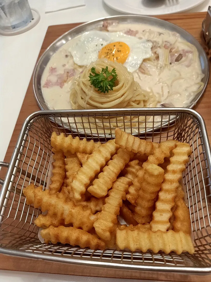 Snapdishの料理写真:Spaghetti Bacon Carbonara & Fries 🍝🍟|An'leeさん