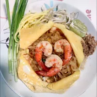 Fried Thai Noodle with Shrimp Wrapped in Egg (Pad Thai)|Umeimさん