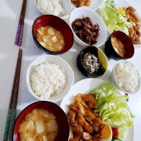 夕食(*^^*)
照り焼きチキン&サラダ🥗
ヒイカ甘辛煮
ゆかり野菜だれ
お味噌汁(お麩、豆腐)
