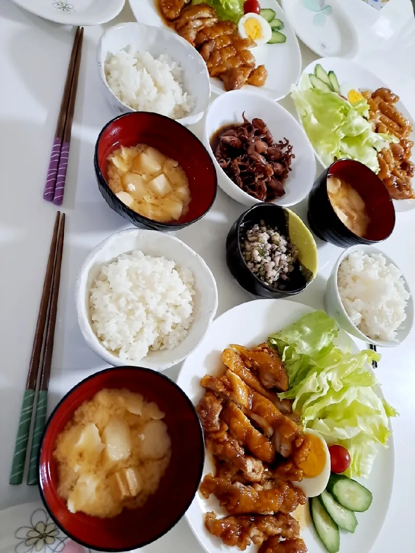 夕食(*^^*)
照り焼きチキン&サラダ🥗
ヒイカ甘辛煮
ゆかり野菜だれ
お味噌汁(お麩、豆腐)|プリン☆さん