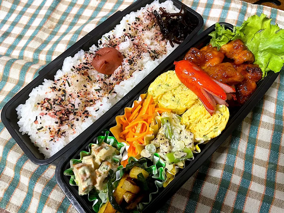 お弁当★鶏のチリケチャップ、青のり卵、ピーマンとさつまいもの甘辛炒め、ゆかりポテサラ、にんじんのナムル、ちくわの磯辺和え|ハルさん