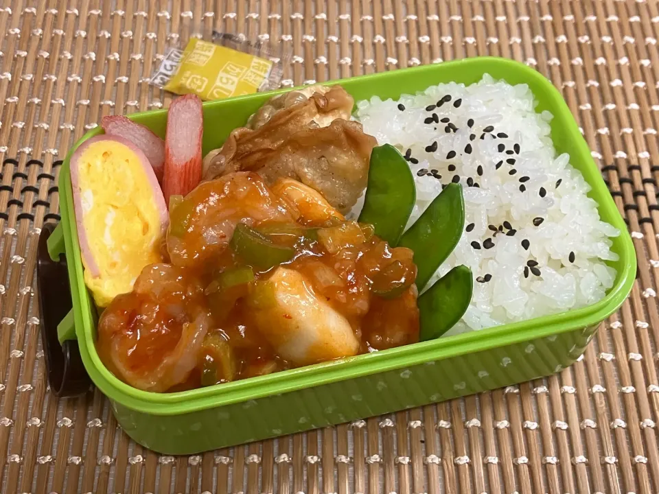 24長男お弁当🍱エビイカチリで簡単に|まめりんさん