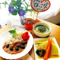 十八穀米とスパイスチキンカレー🍛黒ニンニクトッピング🧄💪レンチンキャベツ人参酢味噌^ - ^