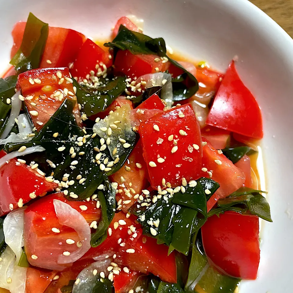 トマト🍅とわかめと塩麹酢たまねぎ🧅の和え物|ひだまり農園さん