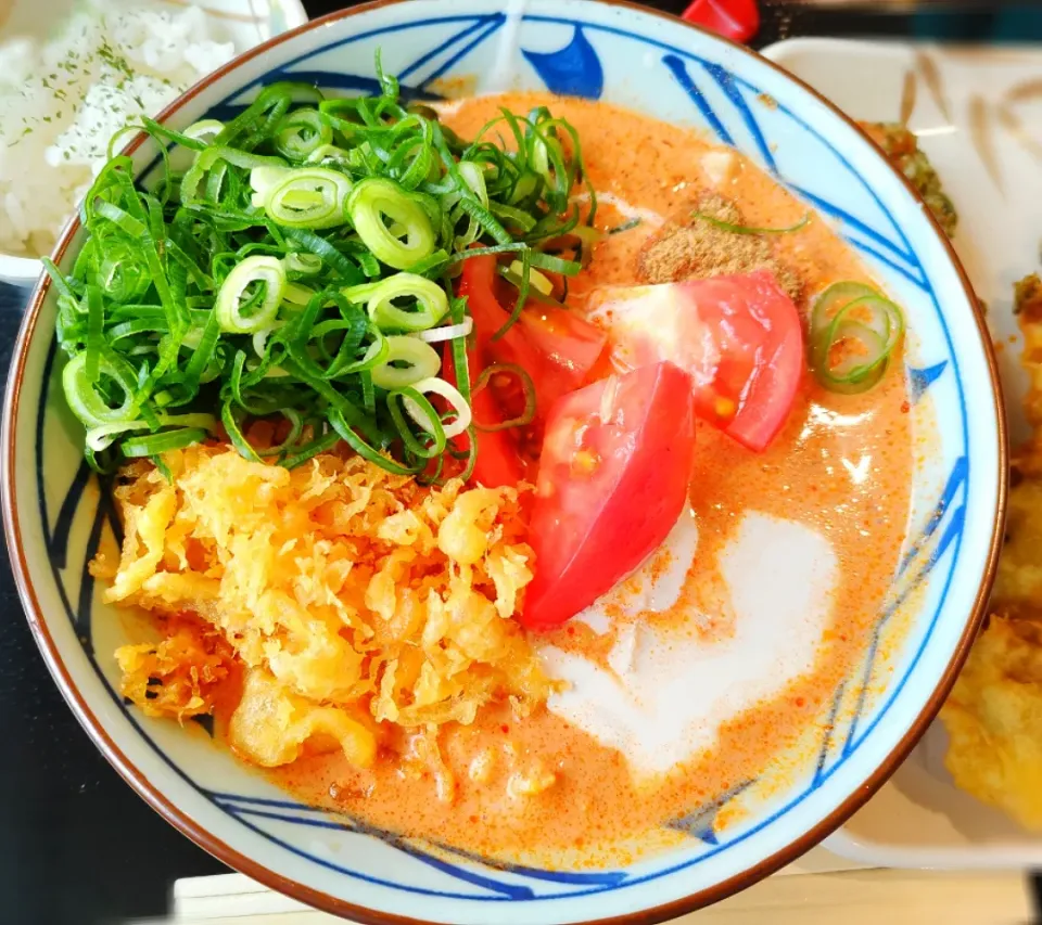 冷やしトマたまカレーうどん|おじゃみさんさん