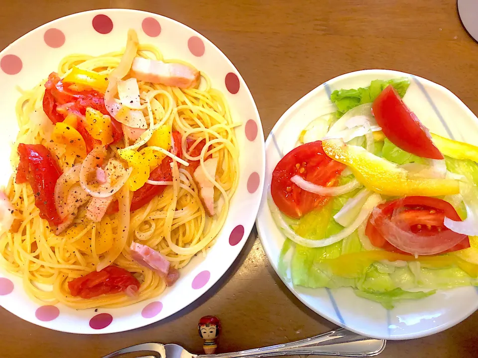 トマトと新玉ねぎとパプリカとベーコンのスパゲティ、新玉ねぎとレタスのサラダ添え|masaさん