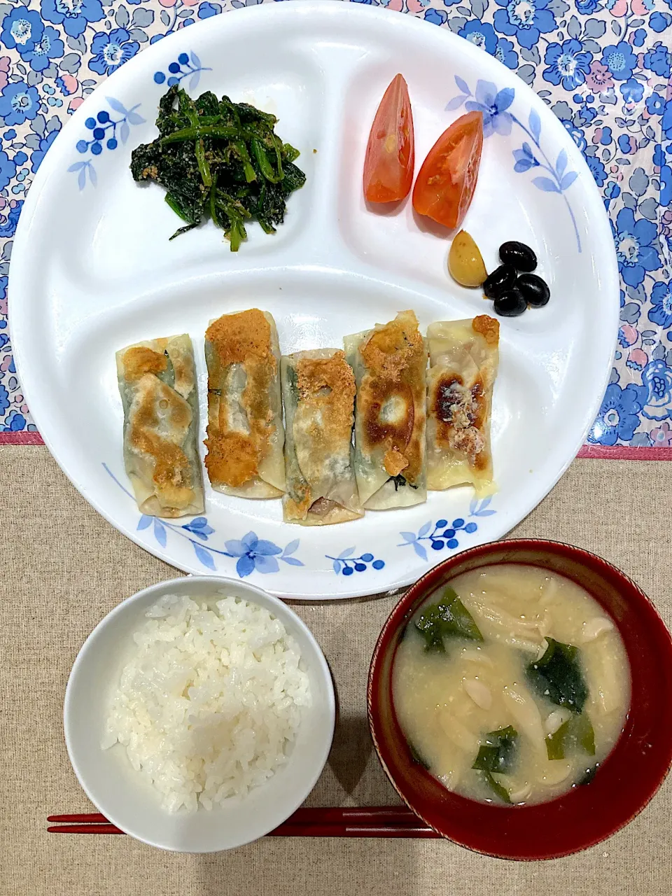 青じそ豚バラチーズ餃子の皮包みとほうれん草の胡麻和え|おしゃべり献立さん