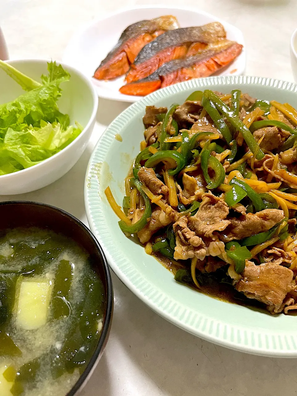 青椒肉絲とシャケの塩焼き、じゃがいもとワカメのお味噌汁|ささるみさん