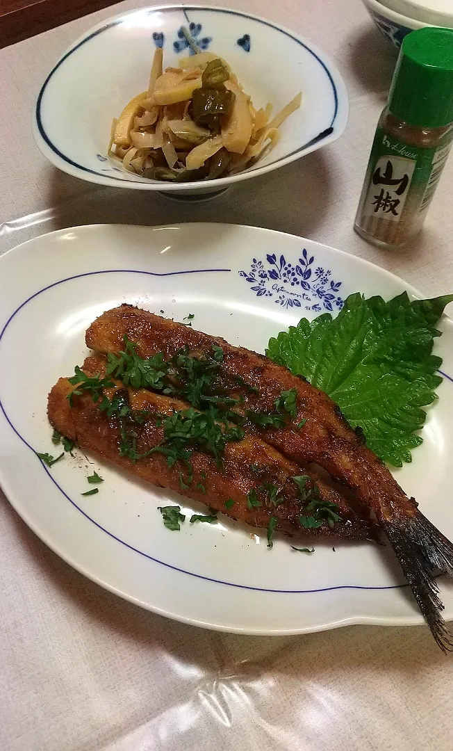 Snapdishの料理写真:いわしかば焼き
筍の炒め物
小麦粉　醤油　酒　砂糖　パセリ
山椒　しようが|みやちゃんさん